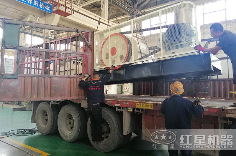 對輥制砂機(jī)裝車、準(zhǔn)備發(fā)貨